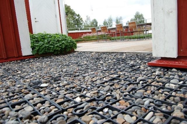 Fördelen med markarmering är att ytan kan vara grusad eller gräsklädd, samtidigt som att det är lätt för barnvagnar/rullstolar att ta sig fram.
