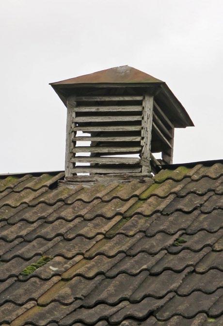 Befintlig ventilationshuv längst åt öster. Här kan man se att det fattas en hel del spjälor på sidorna av huven.