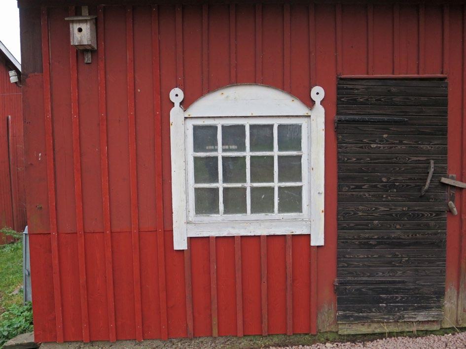 Norra fasaden efter åtgärd. Här har den tidigare rötskadan åt öster lagats med en rak skarv.