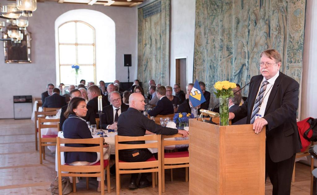 18 ǀ FINFERRIES 2017 Foto: Direktör Matti Vehviläinen håller tacktal vid dopet av hybridfärjan Elektra.
