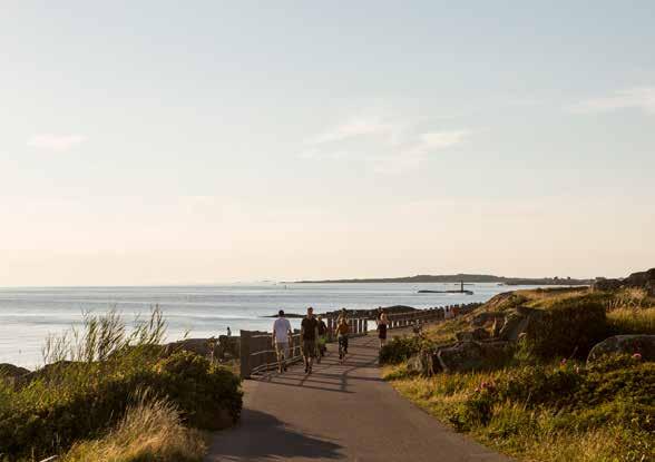 e dig ut på en joggingrunda på strandpromenaden eller ta ett uppfriskande vinterbad följt av en varm bastu i det vackra allbadhuset med tinnar och torn.