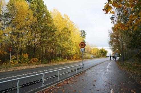 Överst: Örsvängen idag. Under illustration av Örsvängen med ny bebyggelse.