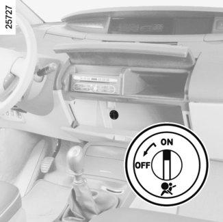 BARNSÄKERHET: urkoppling och inkoppling av passagerarairbag fram (3/3) Inkoppling av airbagar på passagerarplatsen fram Koppla in airbagarna direkt när du har tagit bort barnstolen så att