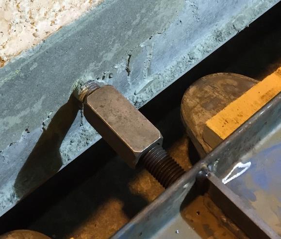 Då säkerhet är viktig vid experiment där människor befinner sig i närheten har vi även fått modifiera kopplingsalternativet pinnskruv med mutter.