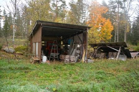 Se bifogad skogsbruksplan och karta. Gränser Gamla gränser kan vara bristfälligt uppmarkerade. Säljaren svarar ej för ytterligare uppmarkering av dessa.