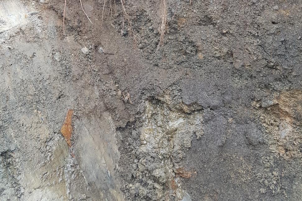 På ett djup av ca 0,9 meter sipprar/rinner grundvatten in i provgropen (se Figur 10.4).