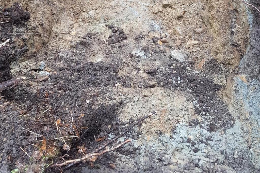 mäktighet av ca 0,1 meter. Den siltiga leran överlagrar en något grusig siltig sandig morän med 1,1 meters mäktighet, liggandes på berg.