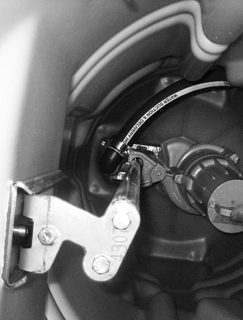Installation WS007555A 5. Säkra kedjan och motorkabeln på krokarna. 6. Anslut motorkabeln till stickkontakten. 7. Stäng och lås inspektionsluckan innan du lämnar pumpstationen.