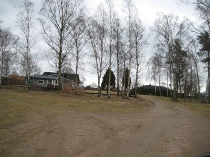 Nuvarande förhållande Natur (mark, vatten och vegetation, vatten, MKN, radon, risk för skred/höga vattenstånd samt fornlämningar) Mark, vatten och vegetation Området sluttar svagt mot havet i öster.