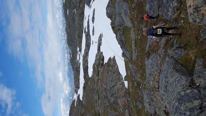 Efter ytterligare en liten toppbestigning och några inslag av snölöpning stod vi vid vår sjättekontroll och det enda som skilde oss från målet var någon kilometers utförslöpning, sistakontrollen, och