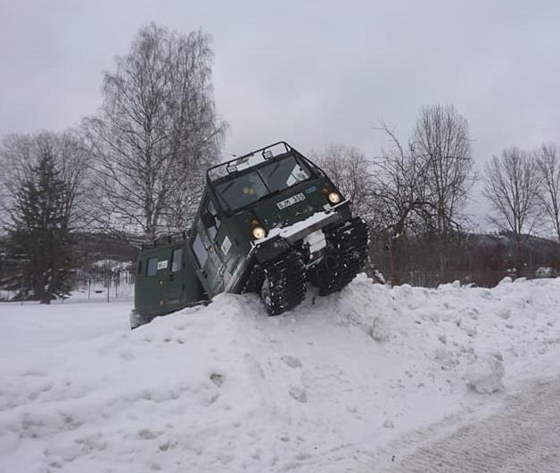 3 Mars Blåbärsstoppet i Hofors blev återigen en lyckad dag. Många glada barn och föräldrar fick en åktur i bandvagnen som fick visa vad den går för i riktigt djup snö.