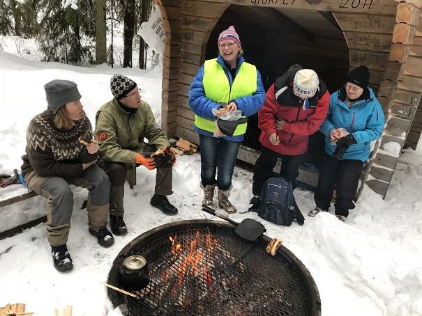 11 Februari För att inte tappa formen under vintern tog vi en skogsutflykt i snön till grillplatsen i Storfly och grillade korv. Mycket snö att pulsa i men vackert var det.