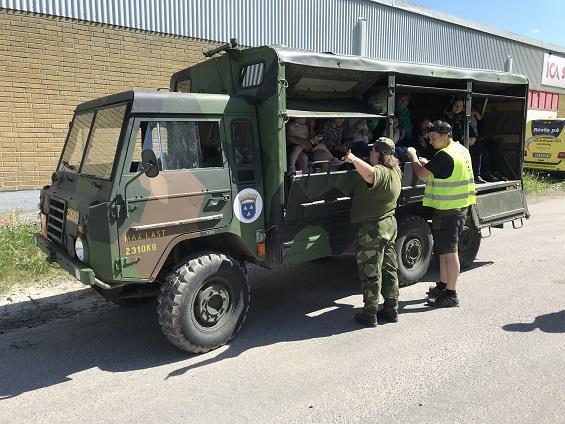 2 Juni Det fantastiska försommarvädret fortsatte över Bessemerfesten i Hofors. Helt enligt hoforsbarnens förväntningar var Bilkåren där med bandvagnen och dessutom med Transportbil 21.