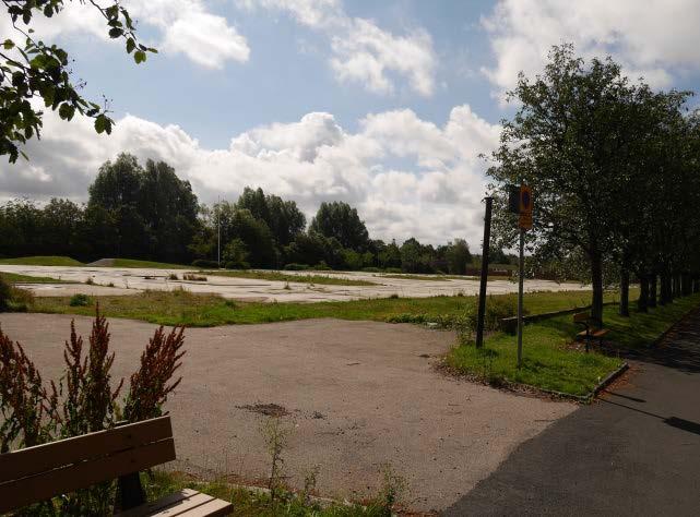 Förutsättningar Markanvändning, topografi och natur Planområdet har idag ett skiftande innehåll med en stor betongbottenplatta från den gamla högstadieskolan med tillhörande idrottshall i norr samt