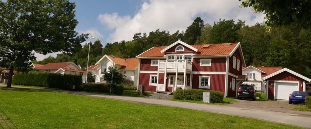 Väster om planområdet finns småskalig bostadsbebyggelse i upp