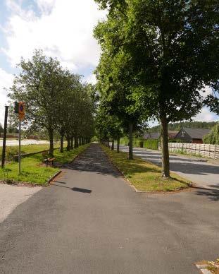 Till den norra delen av området, där Ekhagaskolan tidigare låg, finns en angöring från Lantbruksgatan/Stubbåkersgatan. Frölundagatan har förbjuden genomfartstrafik för biltrafik i väster, mot Eklanda.
