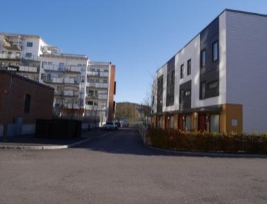 Genom att reglera en högsta exploateringsgrad per kvarter i kombination
