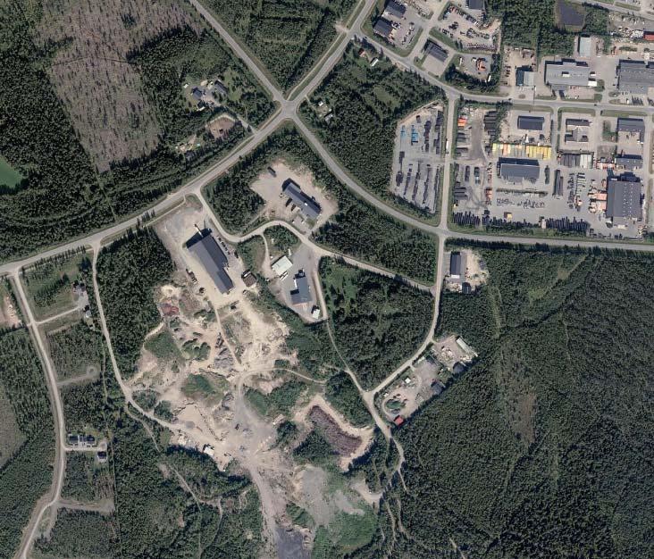 Mitt i området finns en gammal soptipp som är reglerad som park/plantering i gällande detaljplan.