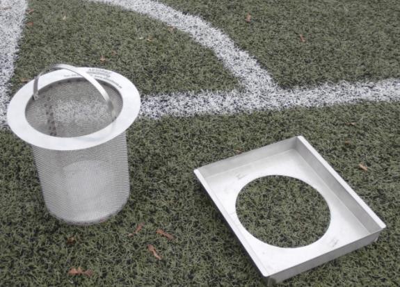 Figur 2. Granulatfälla från Absorbenta Miljö AB.[32] Granulatfällorna är 30 cm djupa och 23 cm breda och är anpassade för en standardbrunn. Kostnaden per granulatfälla är 2950 kr.