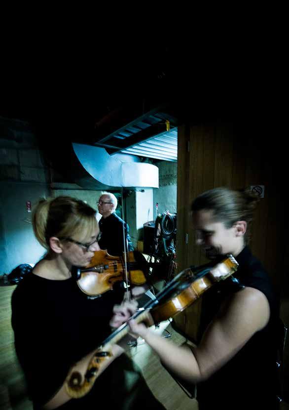 Dorota Siuda och Erika Sävström Engman, violin, värmer upp inför konsert i Fukushima. Kollegan Vladimir Iourtchik i bakgrunden.