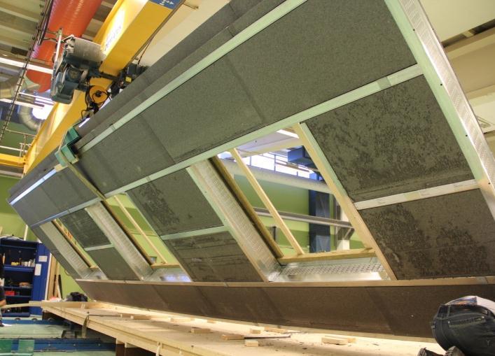 För att få rätt passform mellan isolering och reglar kravs en väl utrustad fabrik med riktiga montagebord, traverser osv.