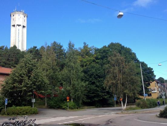 De omgivande högpartier ger möjlighet till stora vyer och långa siktlinjer över staden. Naturmiljö Naturinvetering genomfördes för angränsande natur och parkmark.
