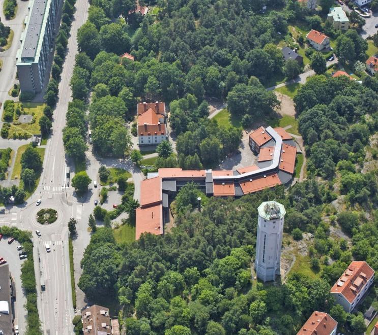 Katolska skolan Katolska Skolan är placerad i anslutning till naturmark med stora nivåskillnader vid Danska vägen.