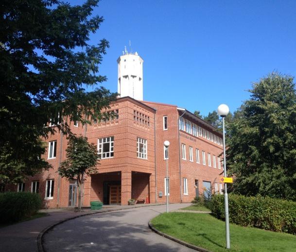 Den krökta klassrumsdelen högre upp i parken är utformad som åtta mindre byggnader belägna utefter en gemensam inre bygata.