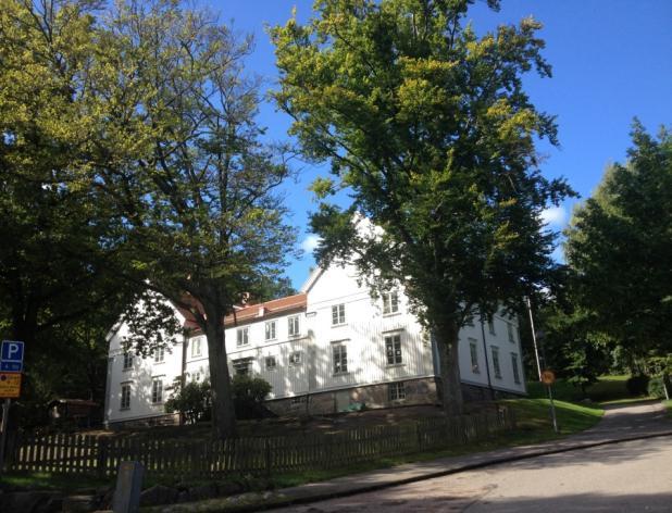 matsal samt lokaler för gymnastik, natur, m.m. Katolska skolan huvudentré med infart från Danska vägen. Skolgård och omgivande parkmiljö.