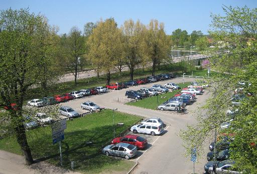 Nuvarande parkeringsplatsen vid Gamla Badhuset som hotas av att bebyggas med höghus när den istället borde utvecklas som parkområde. Foto: Karlstad Lever 2008.