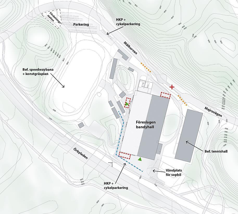 Sida 5 (10) Situationsplan för föreslagen bandy- och skridskohall. Gröna pilar visar ingångar till hallen, ingång i nordväst är huvudingången. Orangestreckade linjer visar grindar till området.