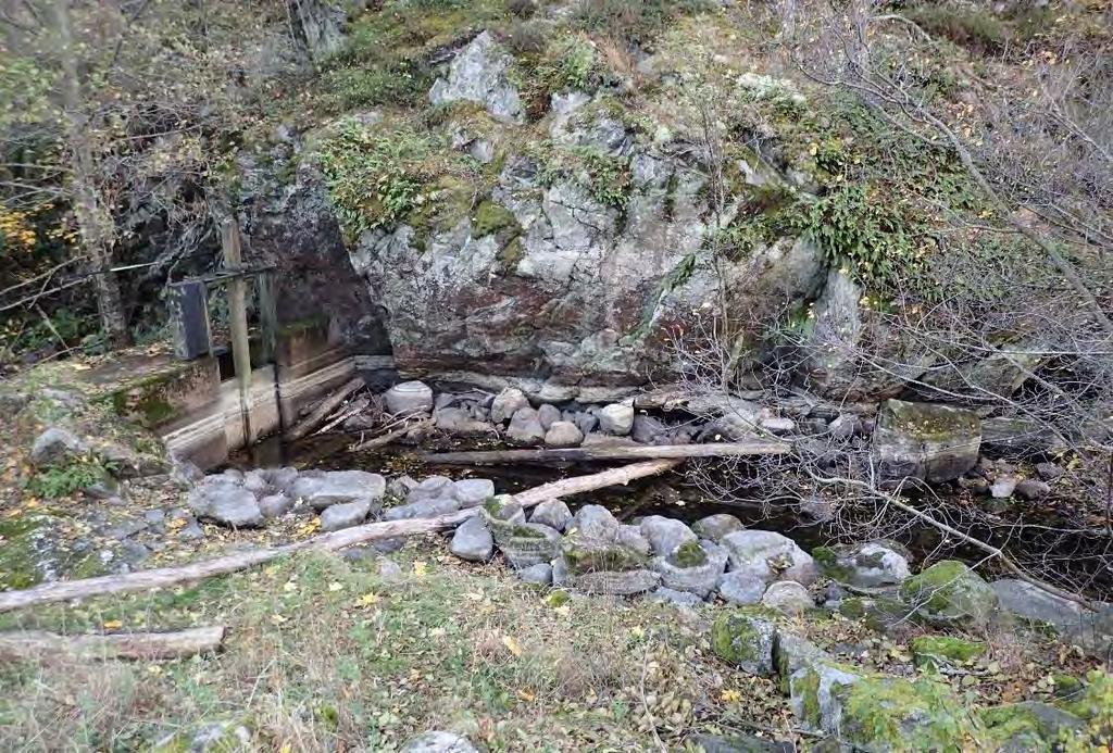 35 (60) Figur 25. Krondammen belägen i det vänstra utloppet av sjön Tyresö-Flaten. Tidigare fanns ett skibord till vänster om befintlig dammbyggnad.