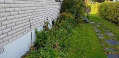 Terrängförhållanden: Övrigt: Mindre trädgårdstomt Garage/Carport: Vidbyggt garage med betongplatta på mark Besiktningsutlåtande 1.