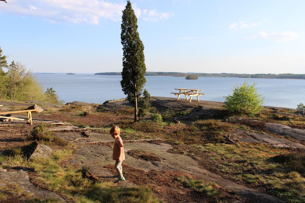 VERKSAMHETER 1. NATUROMRÅDEN OCH ANLÄGGNINGAR Stiftelsens områden och leder är en viktig resurs i folkhälsoarbetet.