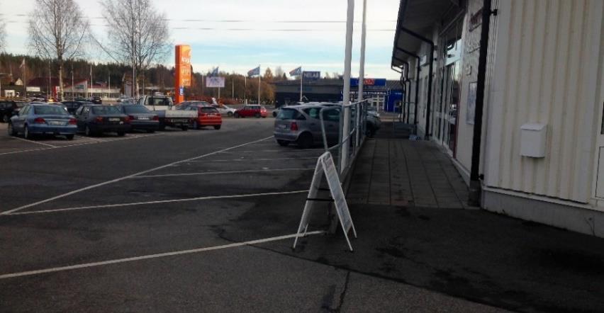 När befintliga industrifastigheter byggs om för handel saknas bra och trafiksäkra lösningar för kundparkeringar.