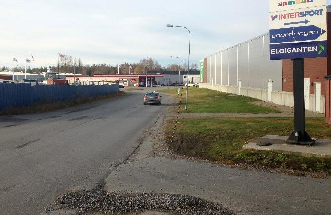 Anslutningen Fabriksgatan/Industrigatan ligger nära Sundsgatan vilket medför mindre bra trafikrörelser.