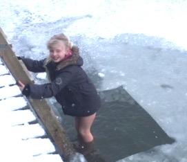 Först värmde alla upp sig i den vedeldade bastun innan de gick 10 meter i snö och is fram till trappan och de fyra stegen ner till