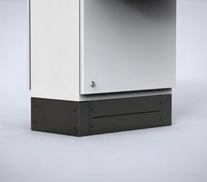Den 200mm höga sockeln består av två ryggplåtar för enklare kabeldragning samt en frontplåt. Dubbelbockade för ökad hållfasthet.