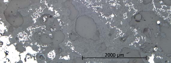 tabell 2). Enstaka små droppar av metalliskt järn är utspridda i slaggen. Hercynit förekommer i små mängder i hela slaggen.