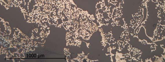 Några små sporadiska förekomster av tunn cementit i ferritkorngränserna förekommer också. Järnet är därmed i det närmaste helt kolfritt. Figur 27.