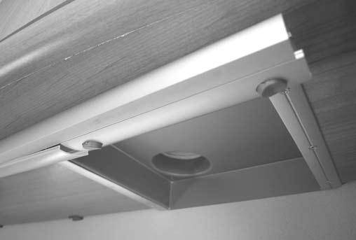 Passa in den nya lampan i lamphållarens små hål och tryck fast. 4.