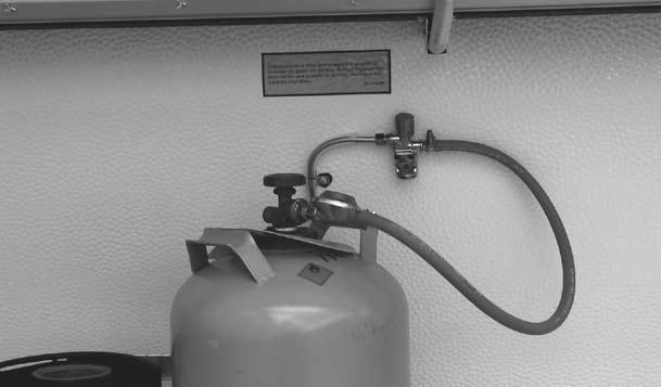Gasolsystem Gasolsystem Gasolsystemet är utfört enligt Sprängämnesinspektionens bestämmelser för installation i husvagnar. Vad är gasol Gasol är ett bränsle som framställts ur petroleum.