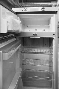 Då det tar några timmar för kylskåpet att uppnå normal driftstemperatur, är det lämpligt att starta det i god tid före användning.