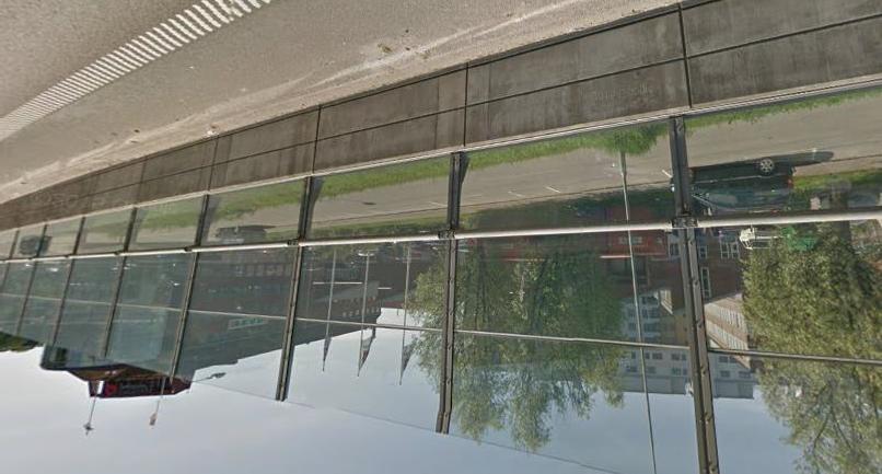 10 (40) Längs E6 finns i dagsläget en mur som är utformad för att kunna fånga upp avåkande fordon. Ovanpå muren finns en skärm, totalhöjden överstiger 3 m, se figur 3.