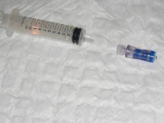 Beredning av injektion från brytampull Använd: spiros, spruta och kanyl Sätt spiros och kanyl på sprutan. Dra upp läkemedel. Administrera till patient.