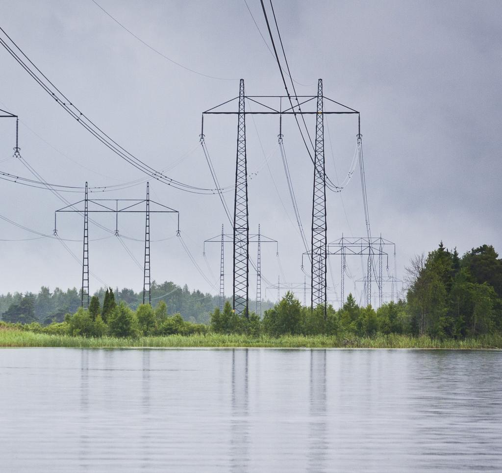 FÖRLÄNGNING AV KONCESSION FÖR SVENSKA KRAFTNÄTS 400 kv-ledning HJÄLTA - HAMRA SAMMANFATTNING AV MILJÖKONSEKVENSBESKRIVNING DECEMBER 2012 Ledningen Hjälta - Hamra