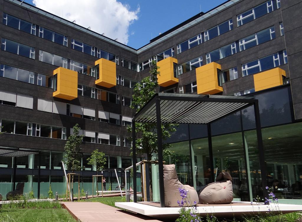 Desinvesteringarna uppgick till 13 256 (11 719) Mkr och koncernens nettoinvesteringar uppgick till 1 758 (2 167) Mkr. I Byggverksamheten uppgick investeringarna till 1 155 ( 1 313) Mkr.
