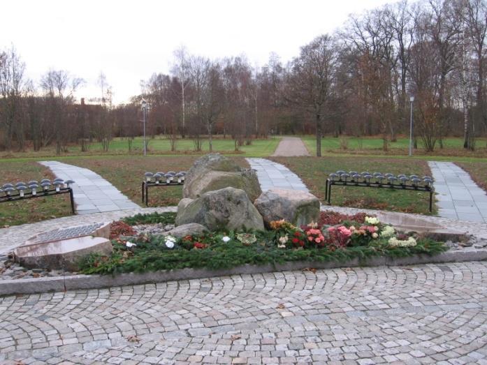 En del gravar växte igen. I det läget tog kyrkofullmäktige det beslutet att alla gravplatser skulle skötas på kyrkokassans bekostnad. Pengarna togs genom ökad utdebitering.