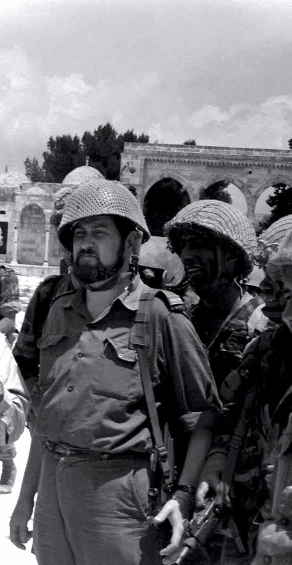 En något utsmyckad berättelse om den israeliska militärens chefsrabbin Shlomo Goren placerar honom i bräschen för de israeliska trupperna när de intar Jerusalem 7 juni 1967.