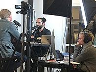 Berättelser om möten med stora personligheter som Povel Ramel, Hasse & Tage och Beppe Wolgers samt tidlösa sånger som för alltid satt spår i musikhistorian.